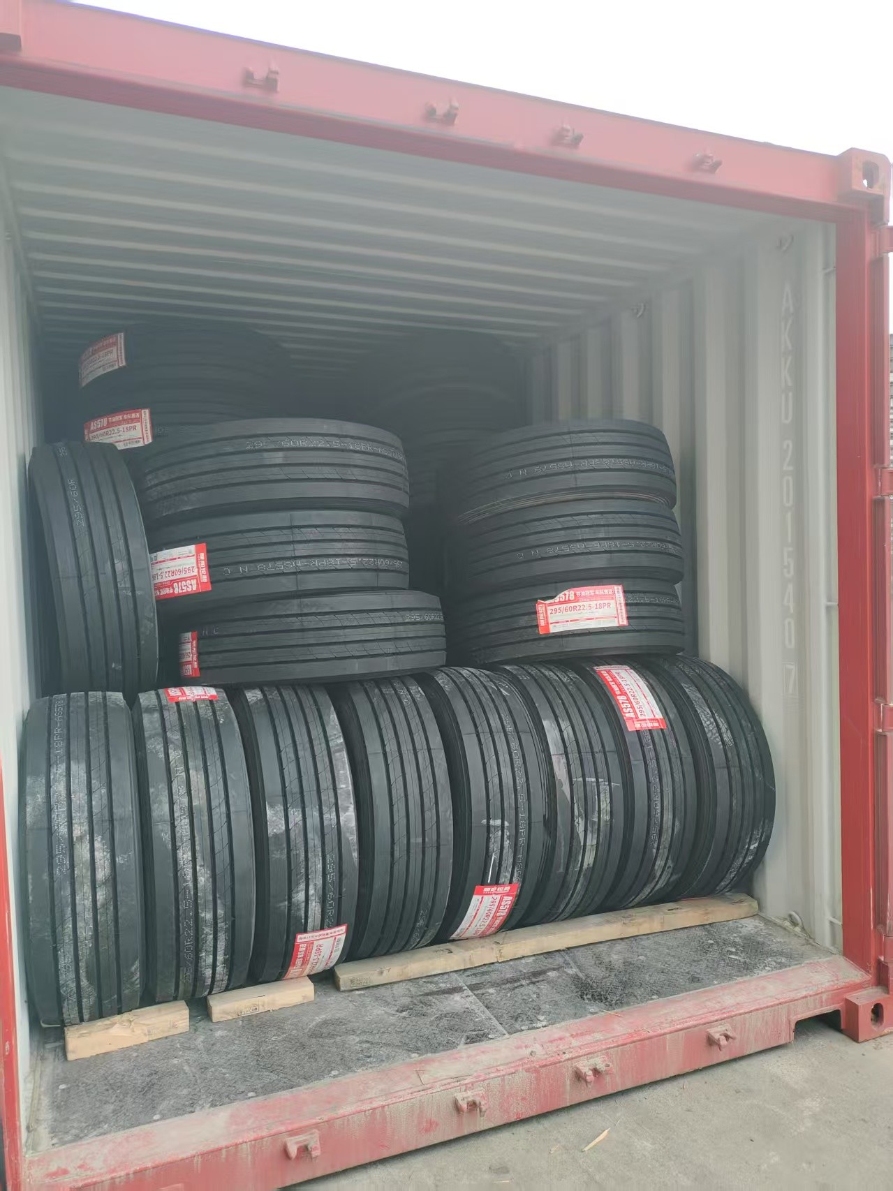 ultimo caso aziendale circa pneumatici Chaoyang premium 295/60R22.5 per il trasporto su autostrade a media o lunga distanza per l'esportazione in Europa