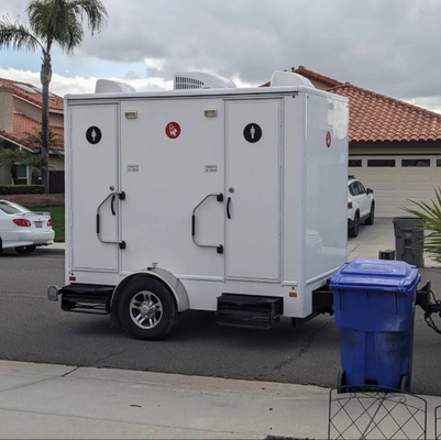 Vendita a caldo Portatile bagno doccia bianca 2 stazioni Customized Mobile Toilet Trailer Manufacturer