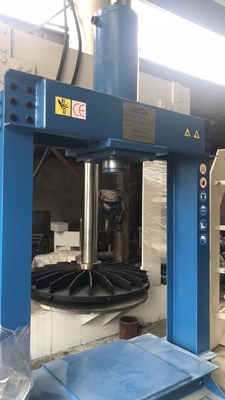 Macchina di pressatura per pneumatici per carrelli elevatori pesanti per l'installazione di cerniere veloce