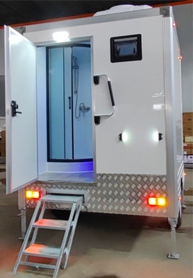 Lussureggiante australiano standard con bagno in una singola suite con camper bianca con doccia