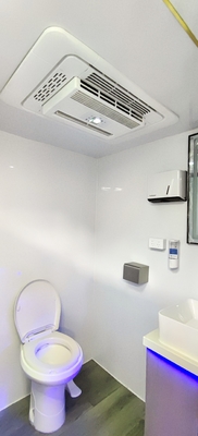 Lussureggiante australiano standard con bagno in una singola suite con camper bianca con doccia