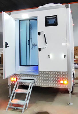 Luxury Customisable Single Suite Mobile Toilet ShowerTrailer/Porta Potty in affitto per matrimoni, feste, all'aperto, viaggi