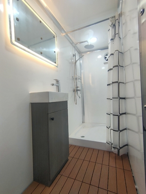 Vendita a caldo Portatile bagno doccia bianca 2 stazioni Customized Mobile Toilet Trailer Manufacturer