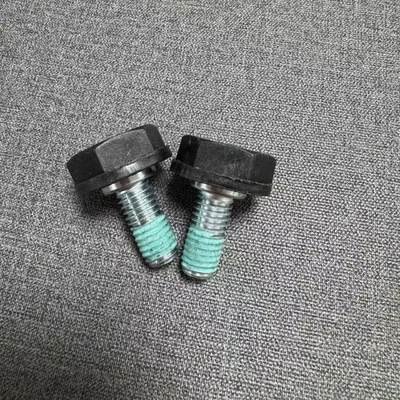 Parti di batterie per carrelli elevatori M10*22 bulloni a vite in plastica per cavi di connessione di tipo flessibile.