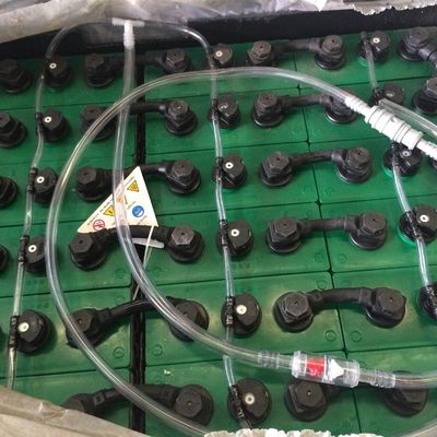 Sistema automatico di irrigazione e riempimento delle batterie per carrelli elevatori rapidi
