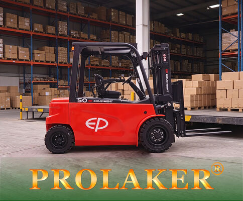 Carrello elevatore elettrico per carichi pesanti da 5 tonnellate con batteria al litio da 80 V per la movimentazione di materiali industriali